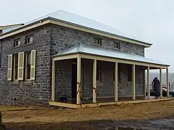 Le palais de justice de Kiandra après sa restauration en 2010 (les rubans d'inauguration sont encore visibles).