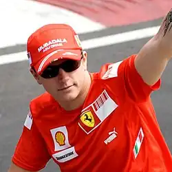 Portrait de Kimi Räikkönen saluant le public en 2008