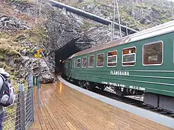 Le train de la Flåmsbana, arrêté pour laisser les touristes admirer la cascade.