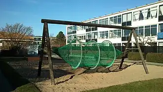 Parcours de jeu isolé en filet sur un portique simple.