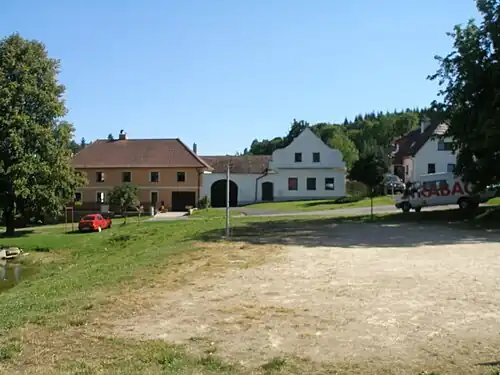 Architecture locale inspirée du baroque, quartier Klenovice.