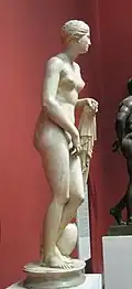 Plâtre : une reconstitution du type de l'Aphrodite de Cnide de Praxitèle. H. env. 2&nbsp;m. Musée Pouchkine, Moscou.