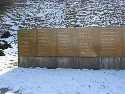 Plaques avec les noms des victimes.