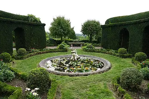 Jardin et fontaine.