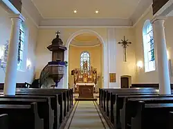 Vue intérieure de la nefvers le chœur.