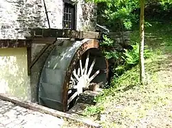 La roue du moulin de Kollig, actionnée par l'eau de l'Elzbach.