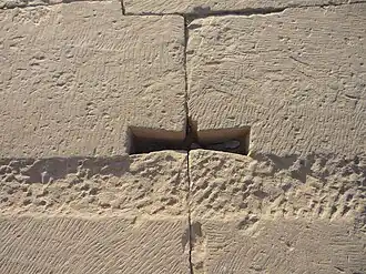 Réservation d'un crampon, mur d'enceinte ouest, temple de Kôm Ombo (Égypte).