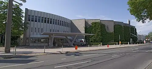Le Palais des congrès vu depuis la rue.