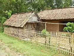 Maison de bambous en Indonésie.