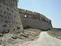 Vue de la partie extérieure des murs de la forteresse.