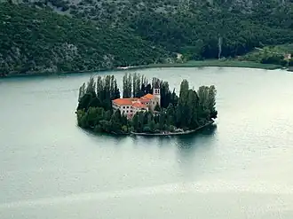 Vue de l'île et du monastère de Visovac
