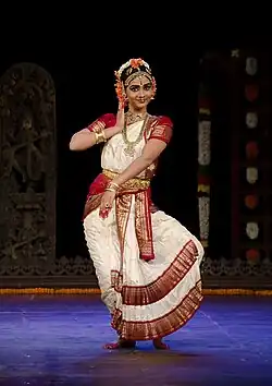 Une danseuse de Kuchipudi parée d'un gajra de jasmin et de fleurs de crossandra.