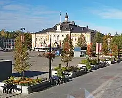 La place et la mairie.
