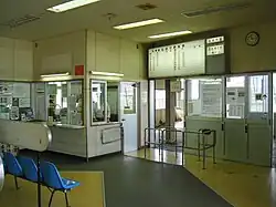 Photo couleur de l'intérieur de la gare de Kuroishi.