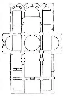 Les absides du chevet et celles du transept sont inscrites derrière des murs droits