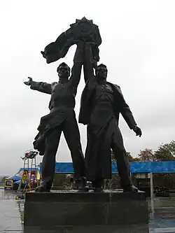 La statue en bronze.