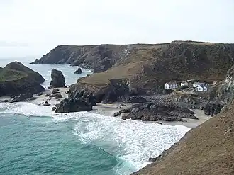Kynance Cove&nbsp;(en) (Angleterre), où	les Velaryon tiennent leur conseil de guerre avec Daemon sur l'une des îles des Degrés de Pierre.