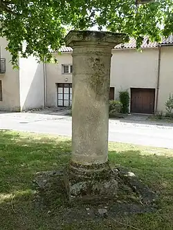 Colonne à côté de l'église Saint-Géraud.