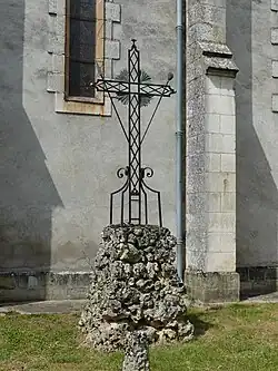 Croix à côté de l'église Saint-Géraud.