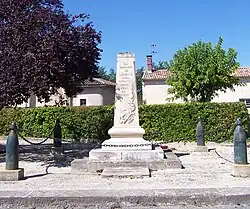 Le monument aux morts près de l'église (sept.&nbsp;2010).