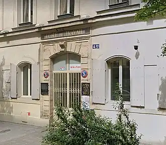 Au no 4 bis, porche d'entrée de l'École de travail.