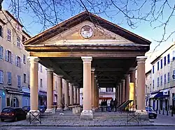 Halle du marché couvert.