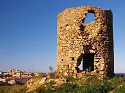 L'ancien moulin à vent en ruine.