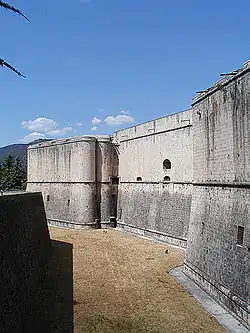 Bastion et douves du Fort espagnol.