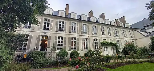 Vue du bâtiment principal côté sud depuis le jardin.