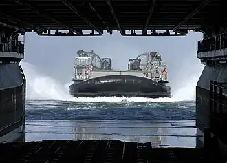 Un LCAC en approche d'entrée dans l'USS Bataan (LHD-5)