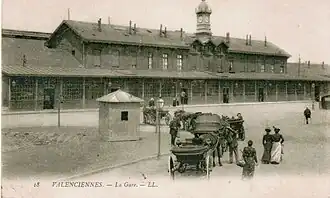 Le bâtiment voyageurs d'origine, construit en bois.