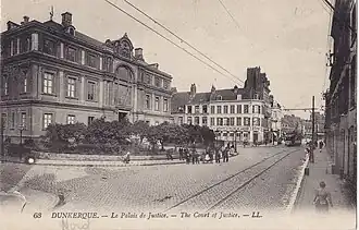 ... et sur la voie unique devant le Palais de justice.