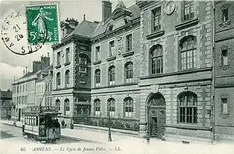 Tramway passant devant le lycée de jeunes filles, rue des Otages, au début du XXe&nbsp;siècle.