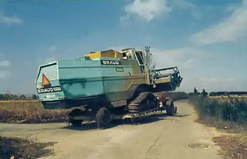 Transport d'une moissonneuse sur chenilles adaptée à la récolte du riz. Delta de l'Èbre, 1981.