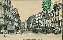 Photo en noir et blanc d'une rue.