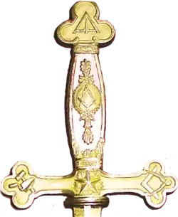 photo en couleur d'un pommeau d'épée avec des symboles maçonniques