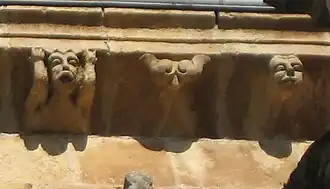 Modillons de la face sud.