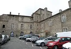 Cour Lafayette, bâtiments de la mairie à droite