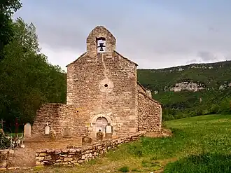 Face frontale avec le cimetière