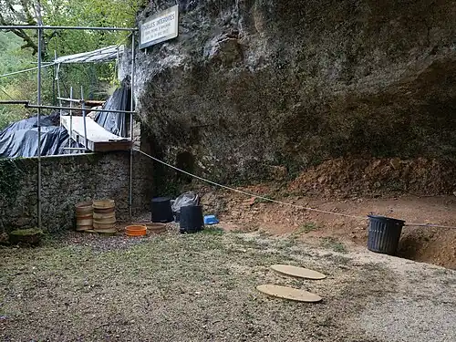 Le Grand abri.Sous les tamis à gauche, le site de LF1.