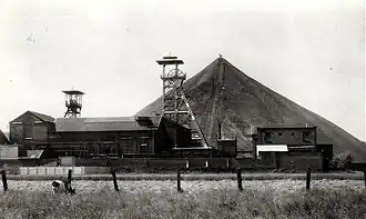 La fosse Cuvinot et son terril conique.