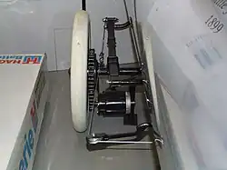 Détail du moteur et de l'entraînement sur la roue arrière de la Jamais Contente.