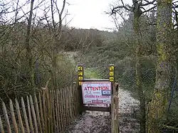 Un des accès au sentier de randonnée, en lisière du marais communal