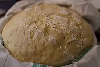Photo représentant un torchon sur lequel se trouve de la mique, sorte de boule de pain de couleur pâle.