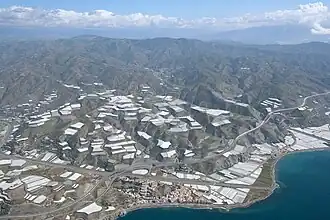 La Rábita, el Pozuelo un peu plus loin sur la côte, et la route vers le bourg d'Albuñol partant vers la gauche