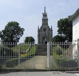 La chapelle du Calvaire, sur la base de la tour de l'ancien château.