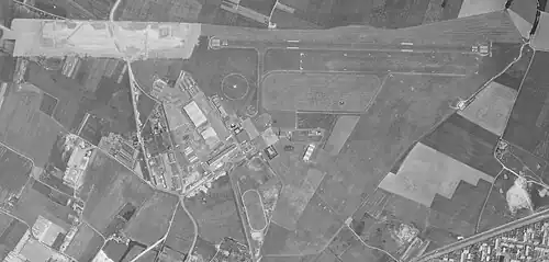 Aéroport de la Rochelle en 1973 avec les travaux d'allongement de la piste enrobée 10/28