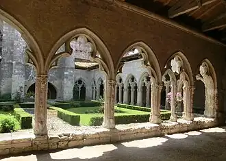 Le cloître de la Collégiale Saint-Pierre.