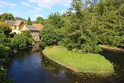 La Sioule au coeur du village de Chateauneuf.