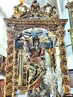 Dais de procession et statue de la Vierge à l'Enfant.
